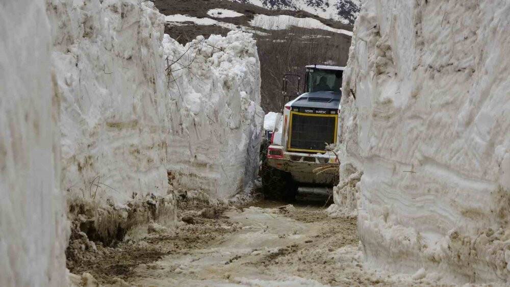 5 metreyi bulan kar tünelleri görsel şölen oluşturdu