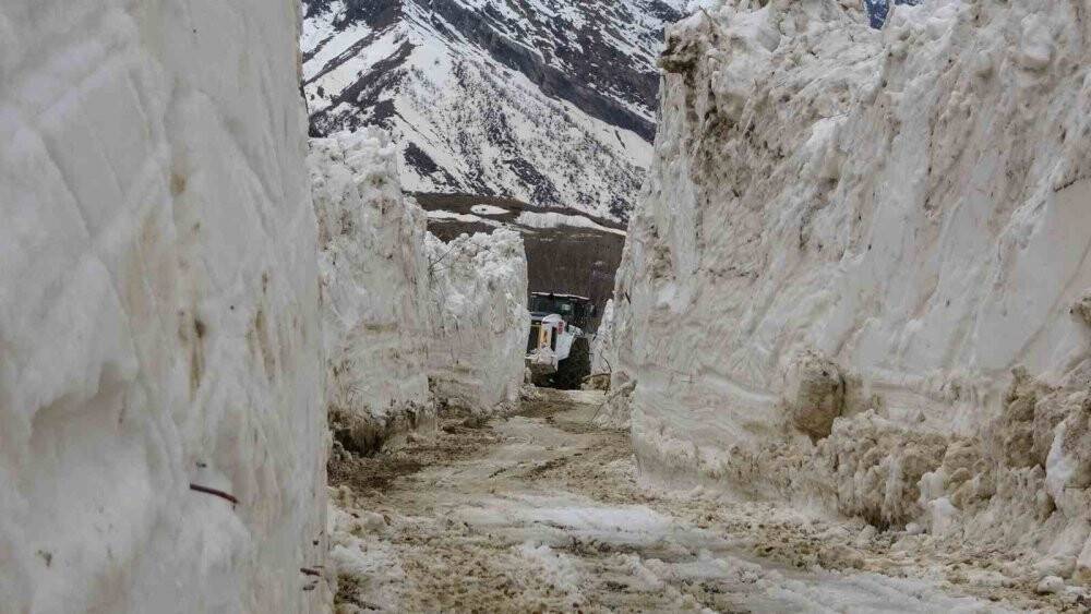 5 metreyi bulan kar tünelleri görsel şölen oluşturdu