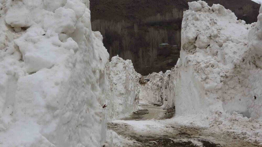 5 metreyi bulan kar tünelleri görsel şölen oluşturdu