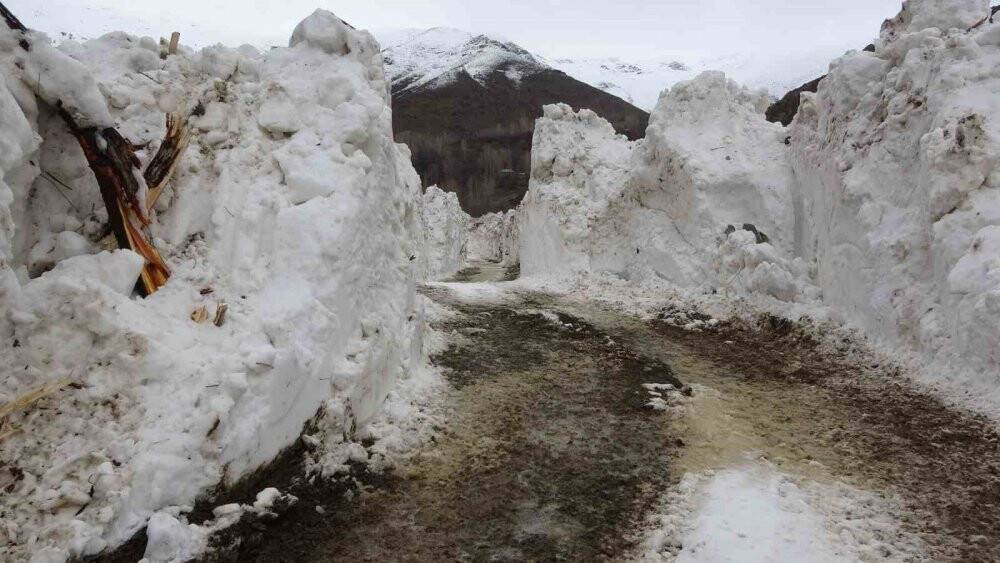 5 metreyi bulan kar tünelleri görsel şölen oluşturdu