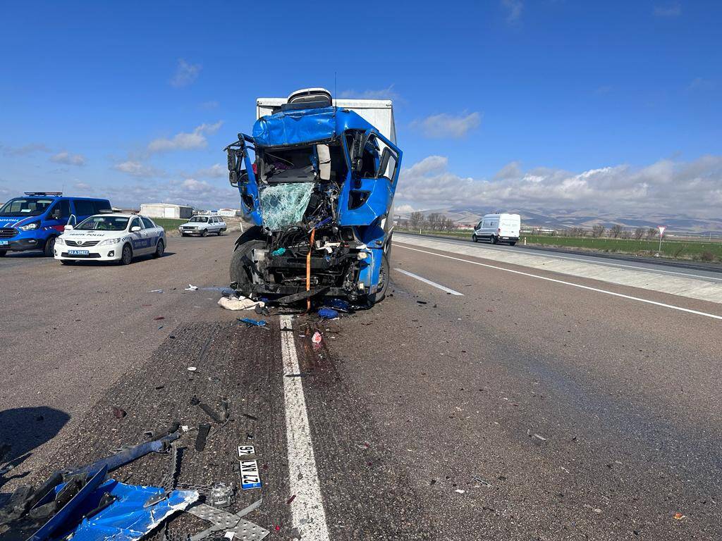 aa-20230323-30657491-30657489-konyada-iki-kamyonun-carpismasi-sonucu-iki-kisi-yaralandi.jpg