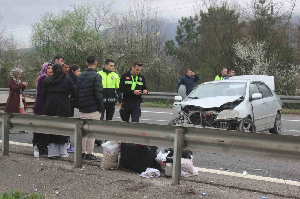 7 kişinin bindiği otomobil hurdaya döndü