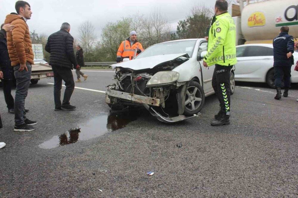 7 kişinin bindiği otomobil hurdaya döndü