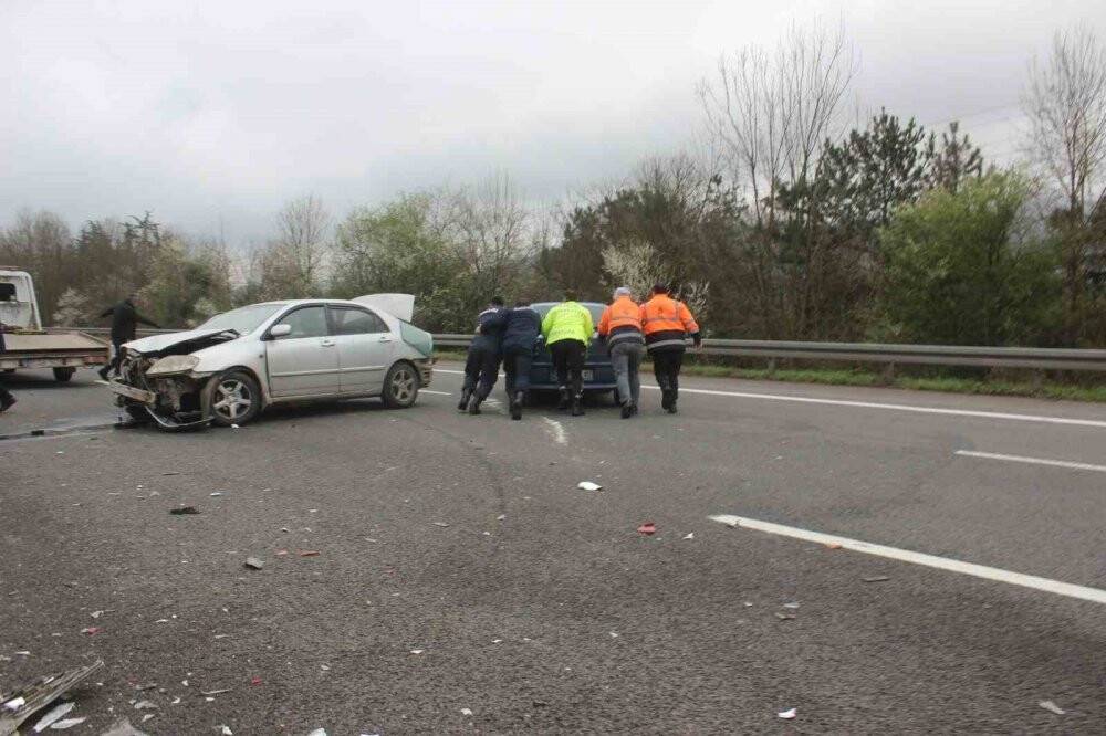 7 kişinin bindiği otomobil hurdaya döndü