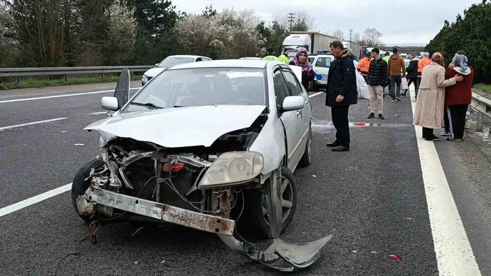 7 kişinin bindiği otomobil hurdaya döndü