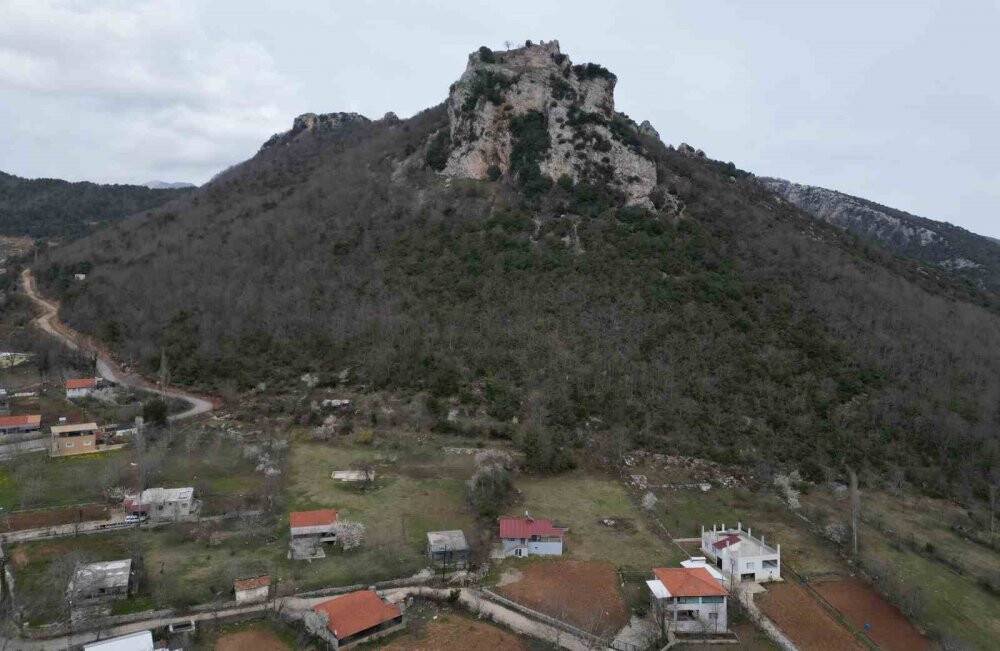 Amanos’un zirvesindeki kalenin surları depremde yıkıldı