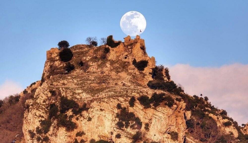 Amanos’un zirvesindeki kalenin surları depremde yıkıldı