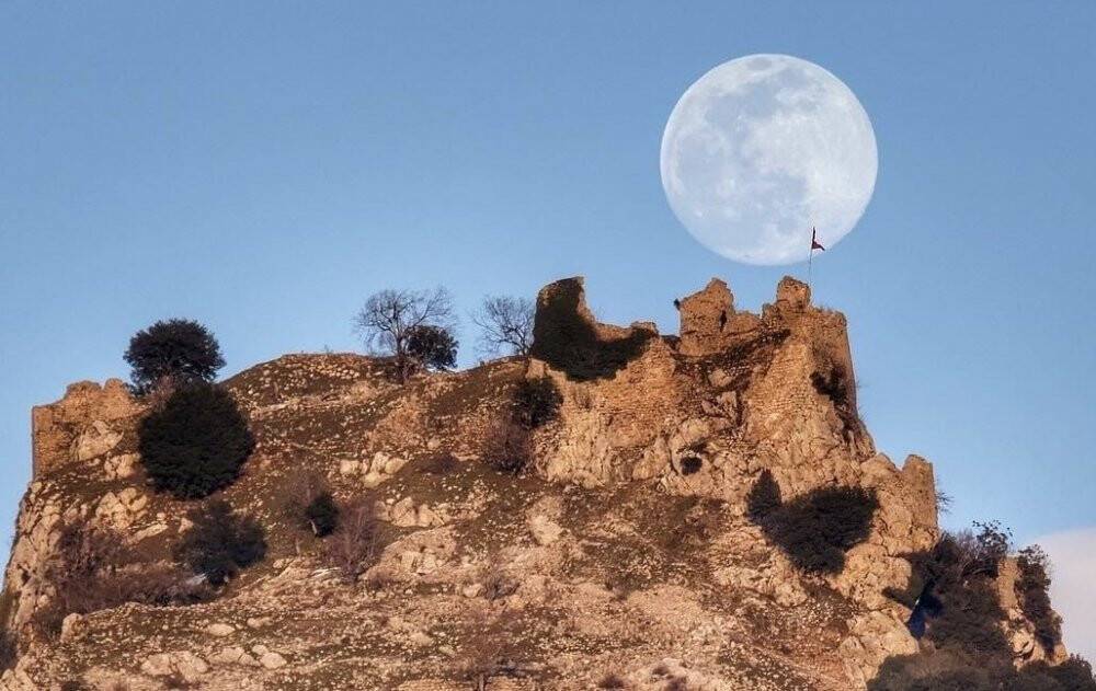 Amanos’un zirvesindeki kalenin surları depremde yıkıldı