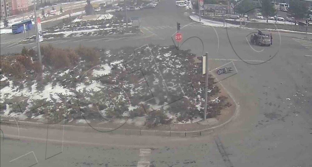 Kendisine çarpan otomobilin tavanına düştü