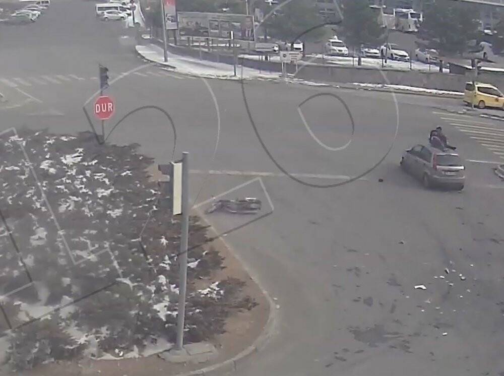 Kendisine çarpan otomobilin tavanına düştü