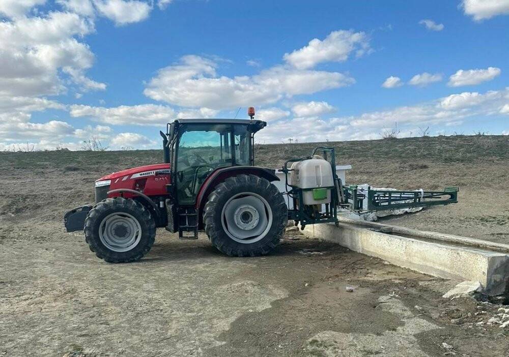 Traktörün şaftına elbisesini kaptırdı