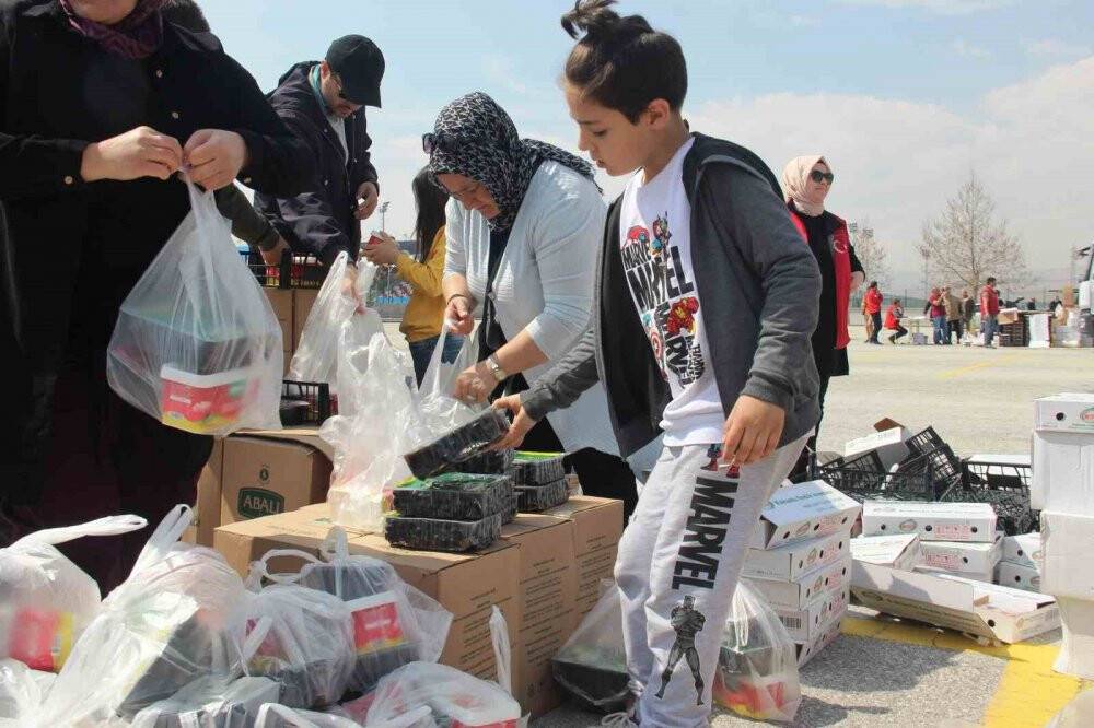 Gönüllü kuryeler 2 bin gıda paketini depremzede ailelere teslim ettiler