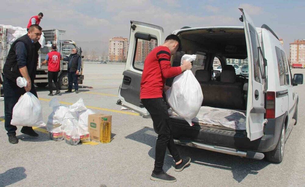 Gönüllü kuryeler 2 bin gıda paketini depremzede ailelere teslim ettiler