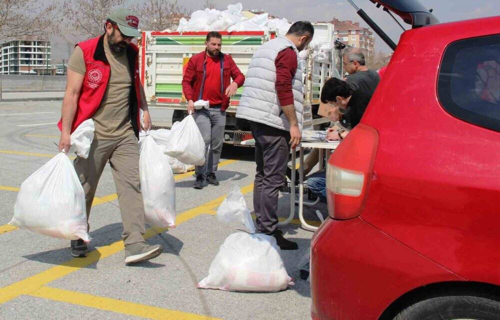 Gönüllü kuryeler 2 bin gıda paketini depremzede ailelere teslim ettiler