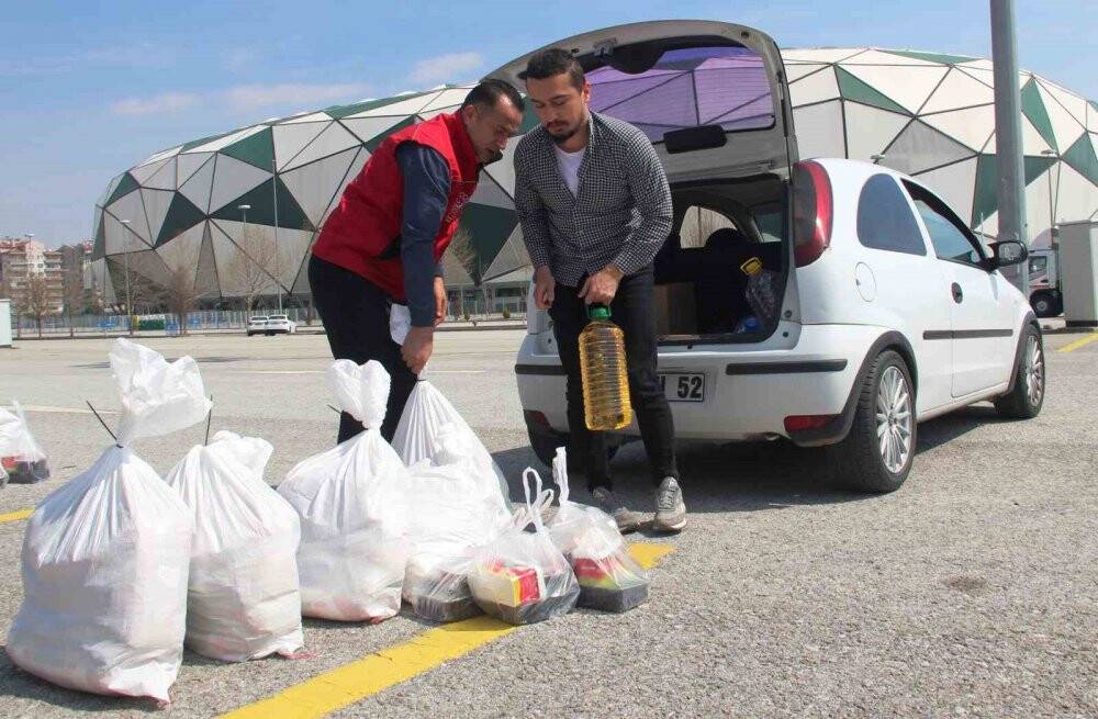 Gönüllü kuryeler 2 bin gıda paketini depremzede ailelere teslim ettiler