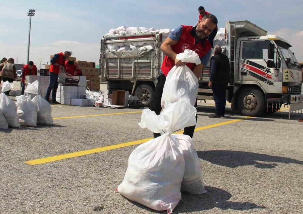 Gönüllü kuryeler 2 bin gıda paketini depremzede ailelere teslim ettiler