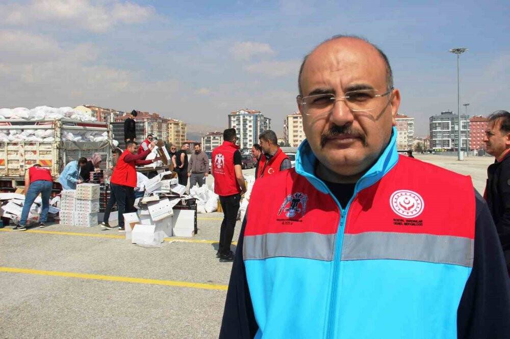 Gönüllü kuryeler 2 bin gıda paketini depremzede ailelere teslim ettiler