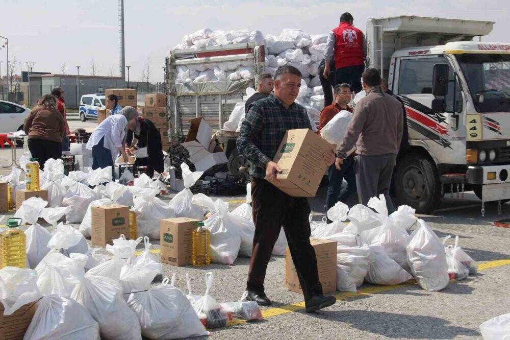 Gönüllü kuryeler 2 bin gıda paketini depremzede ailelere teslim ettiler