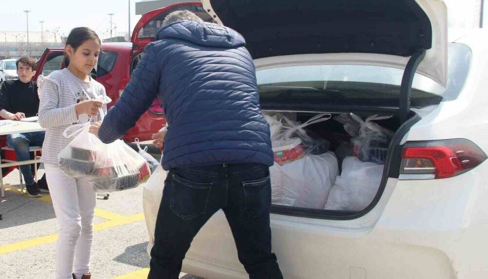 Gönüllü kuryeler 2 bin gıda paketini depremzede ailelere teslim ettiler