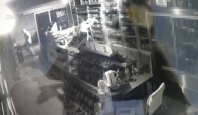 Hırsızlar alarm çalınca apar topar kaçtılar