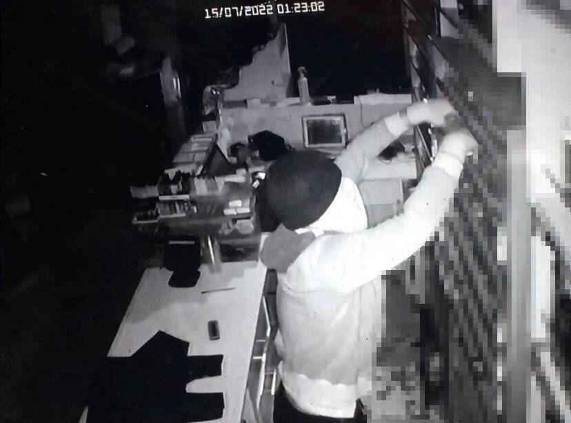 Hırsızlar alarm çalınca apar topar kaçtılar