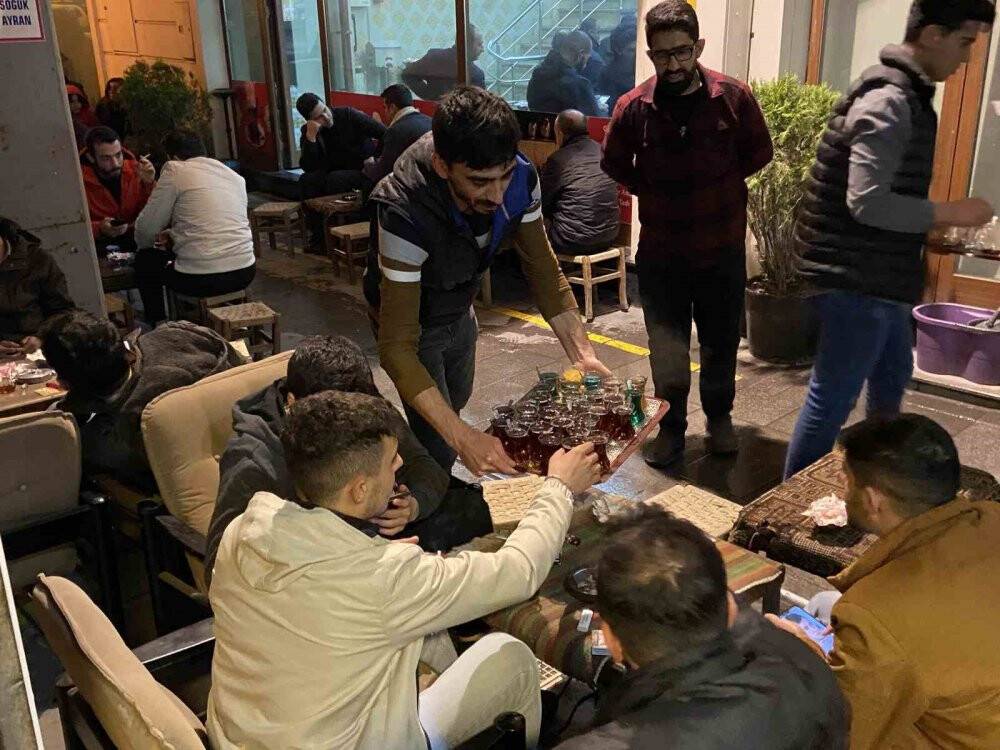 Konya'da iftardan sahura vazgeçilmez lezzet, közde çay