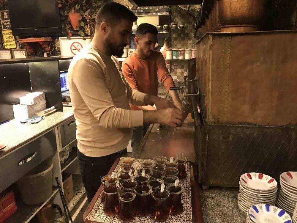 Konya'da iftardan sahura vazgeçilmez lezzet, közde çay