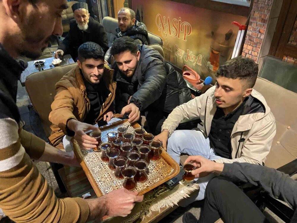 Konya'da iftardan sahura vazgeçilmez lezzet, közde çay