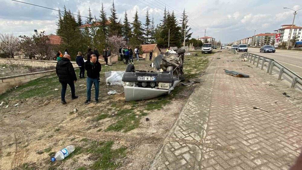 Konya'da kaza yapan otomobil parçalandı: 1 ölü, 1 yaralı