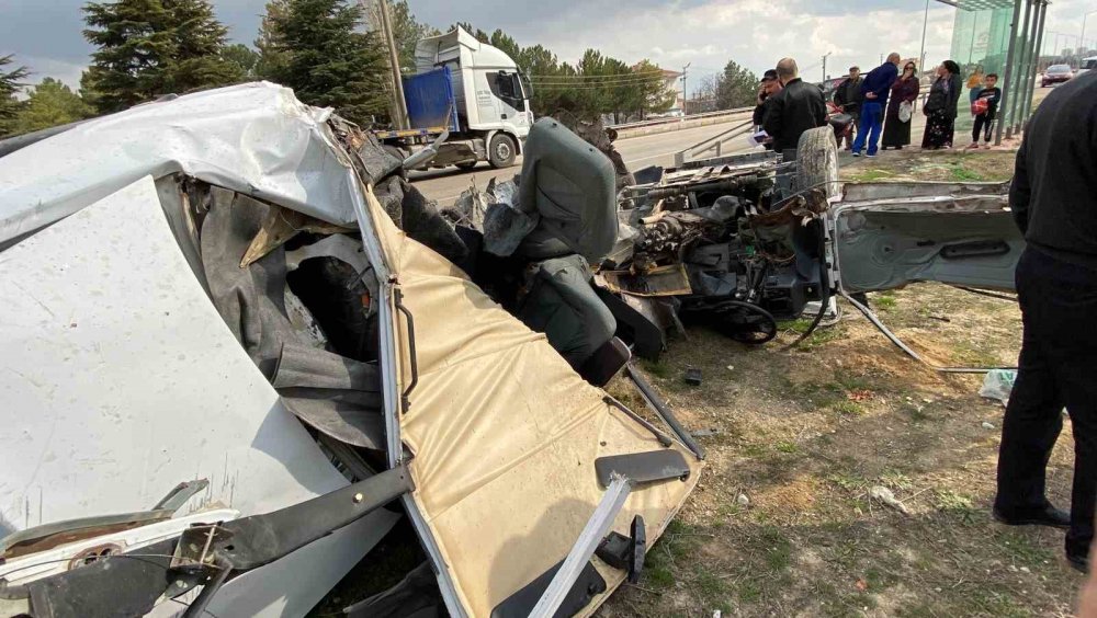 Konya'da kaza yapan otomobil parçalandı: 1 ölü, 1 yaralı