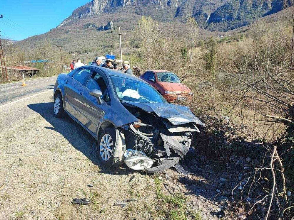 Karabük’te otomobiller çarpıştı: 2 yaralı