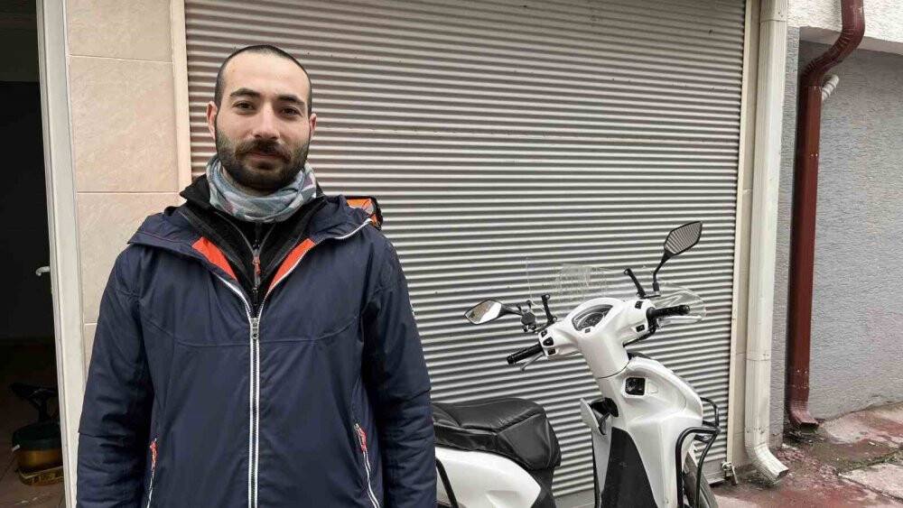 Motosikletini çalmıştı, üstüne atlayarak yakaladı