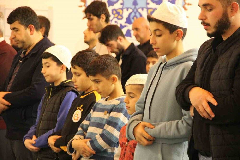 Teravih namazında çocuklarla doluyor