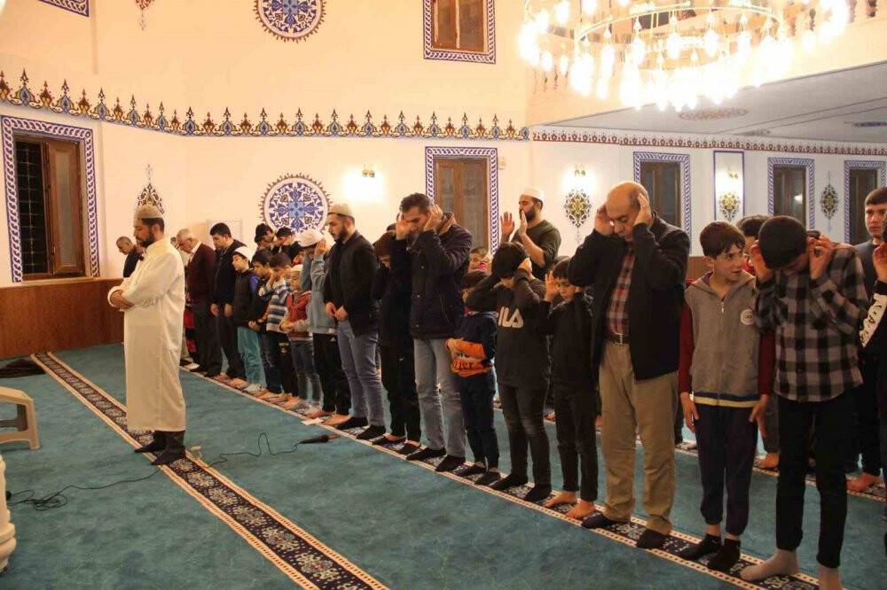 Teravih namazında çocuklarla doluyor