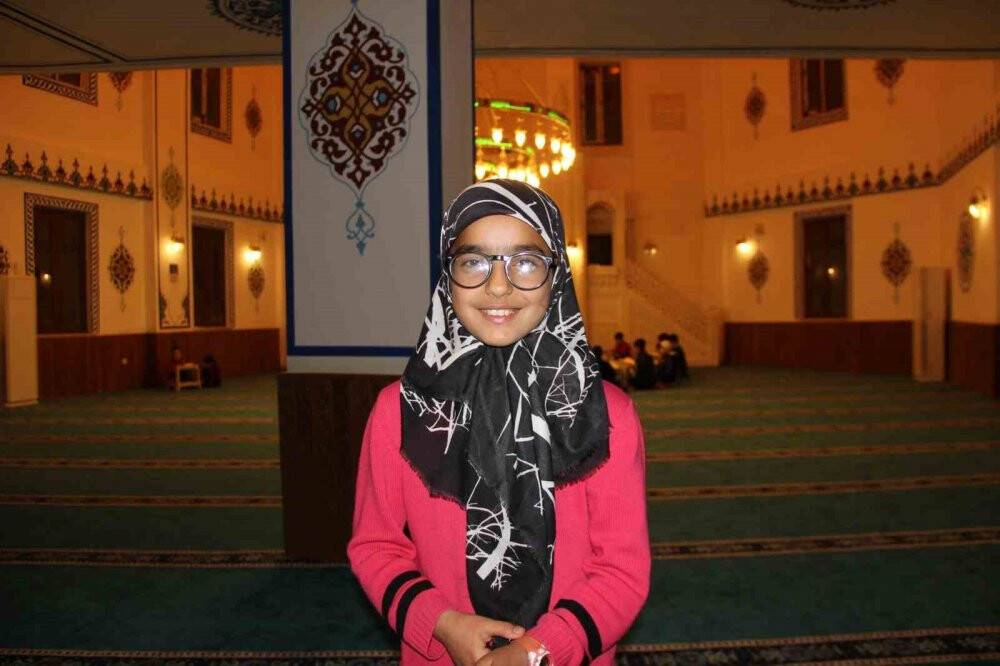 Teravih namazında çocuklarla doluyor