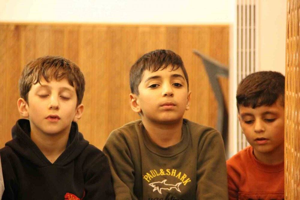 Teravih namazında çocuklarla doluyor