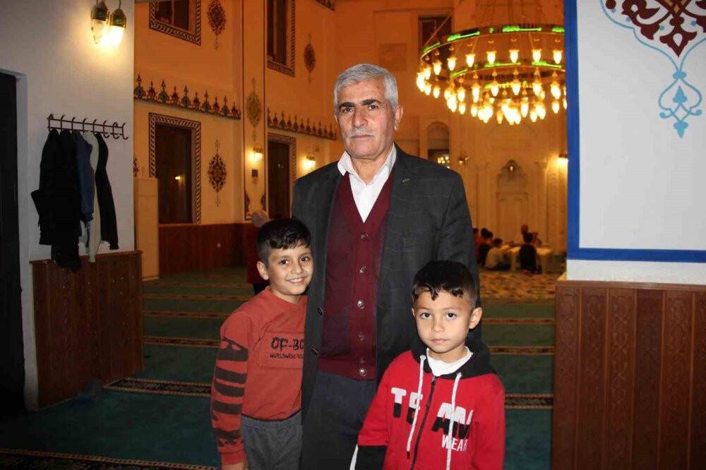 Teravih namazında çocuklarla doluyor