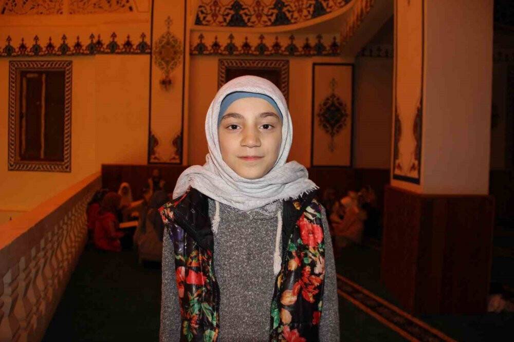 Teravih namazında çocuklarla doluyor