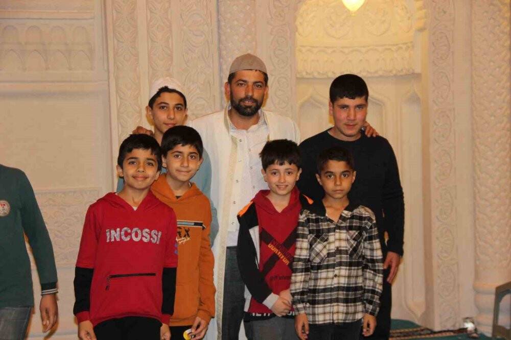 Teravih namazında çocuklarla doluyor