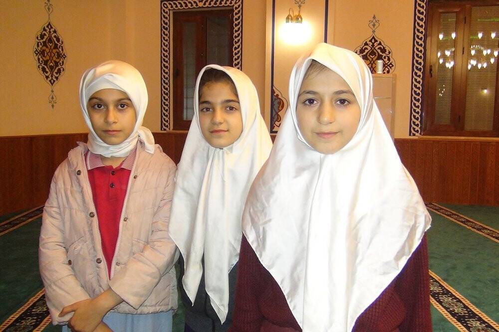 Teravih namazında çocuklarla doluyor