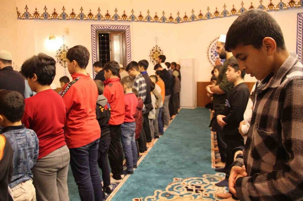 Teravih namazında çocuklarla doluyor