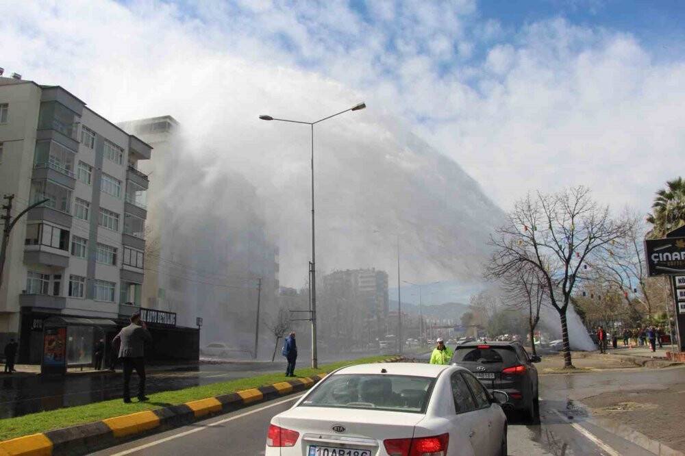 Ana su borusu patladı, ortalık savaş alanına döndü