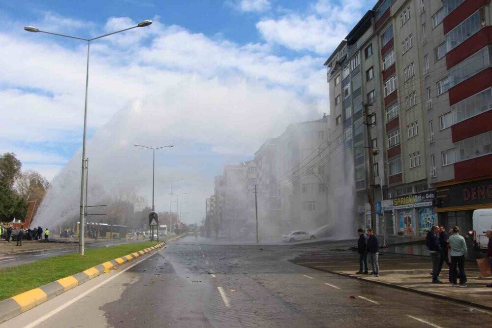 Ana su borusu patladı, ortalık savaş alanına döndü