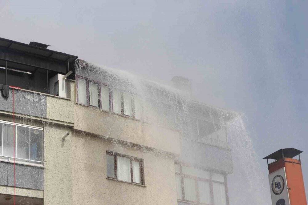 Ana su borusu patladı, ortalık savaş alanına döndü