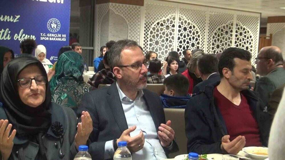 Bakan Kasapoğlu orucunu depremzedelerle açtı