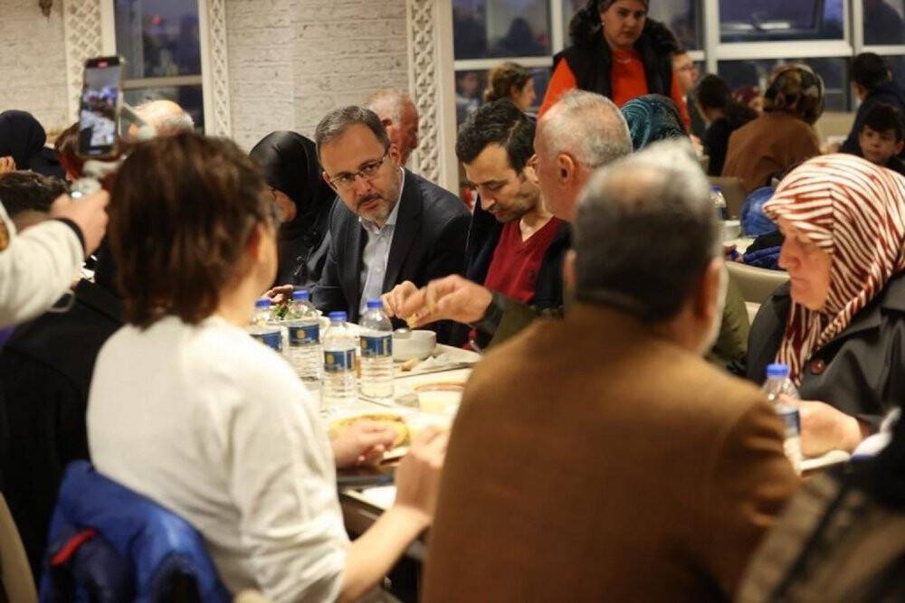 Bakan Kasapoğlu orucunu depremzedelerle açtı