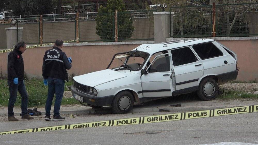 Beton mikseri otomobile çarptı