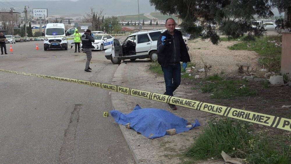 Beton mikseri otomobile çarptı