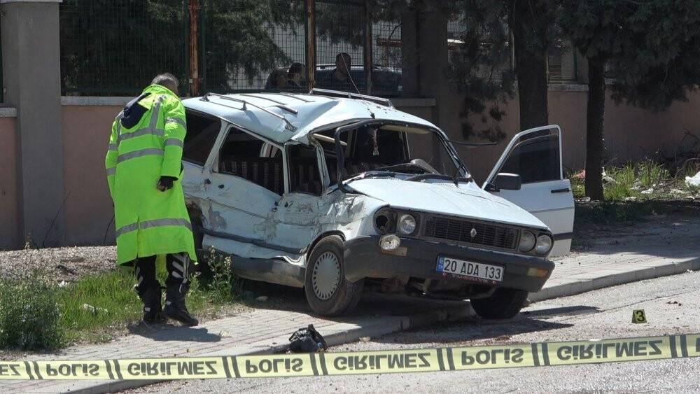 Beton mikseri otomobile çarptı