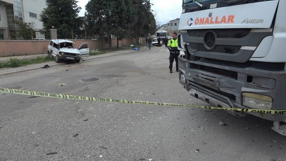 Beton mikseri otomobile çarptı